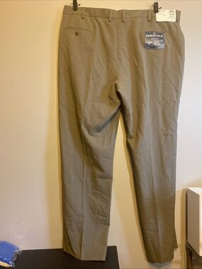 Essentials By Haggar Classic Fit Expandable Waist Size 42/32 Easy Care Pants